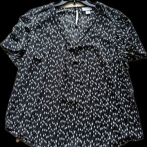 Liz Claiborne Women's Top Size M Black White Diamond Pattern Button Close V Neck